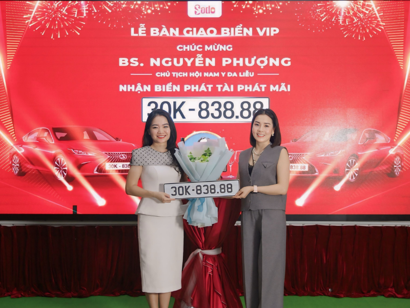 Tổng biên tập Thảo Nguyễn của NumberPlayers có mặt trong buổi lễ để chúc mừng BS. Nguyễn Phượng