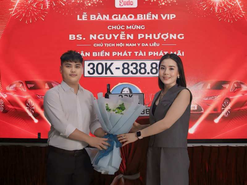 Trao biển VIP Tam hoa - Phát tài Phát mãi cho BS. Nguyễn Phượng