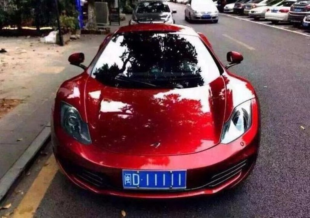 McLaren MP4-12C màu đỏ biển số D.11111