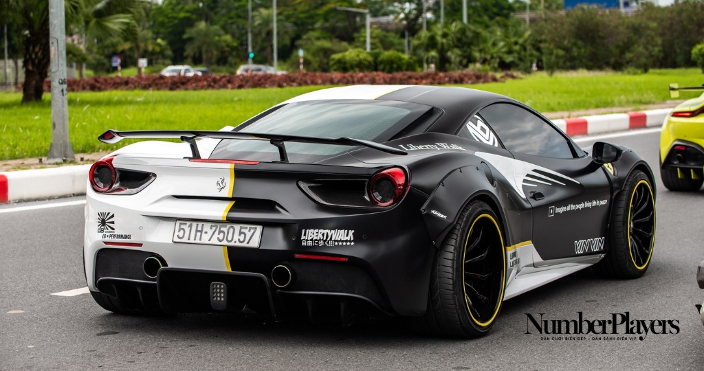 Chiếc Ferrari 488 GTB với biển số 51H-750.57 