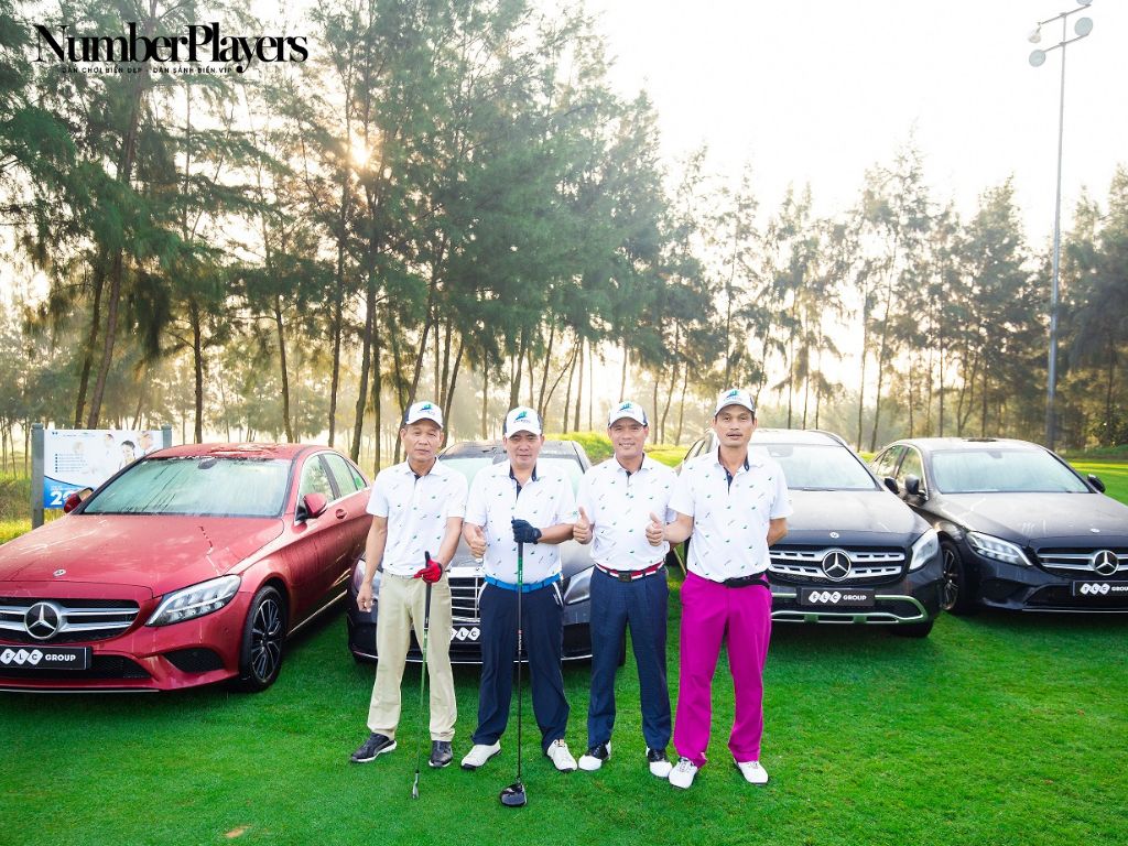 Dàn xe sang Mercedes dàn hàng trên sân golf FLC trong một giải golf lớn