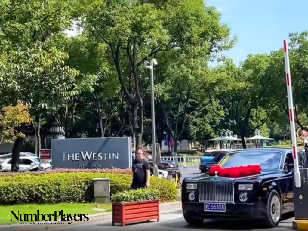 Rolls-Royce ngũ quý 55555 rước dâu đến khách sạn 5 sao The Westin, Trung Quốc